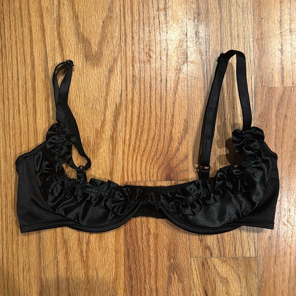 Coquette Black Satinlike Ruffled Underwire Bra in Small